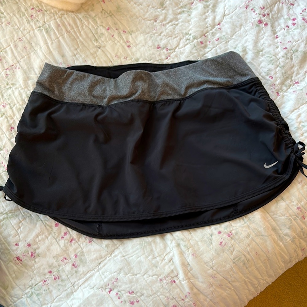 𝗡𝗜𝗞𝗘 skirt with inside shorts! Excellent condition!